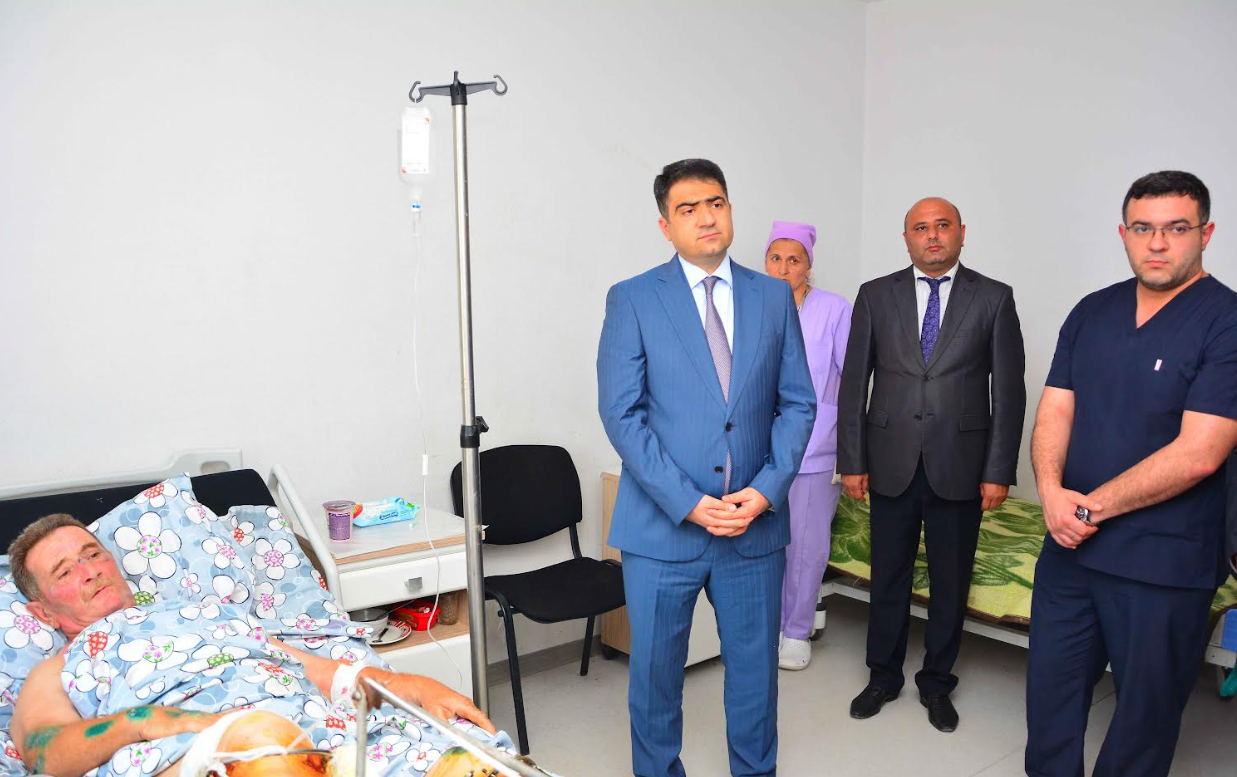 Seymur Orucov avtoqəza keçirən şəhid qardaşını xəstəxanada ziyarət edib - FOTOLAR